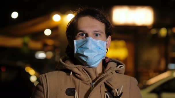 Hopend Het Einde Van Pandemie Man Doet Zijn Masker Lacht — Stockvideo