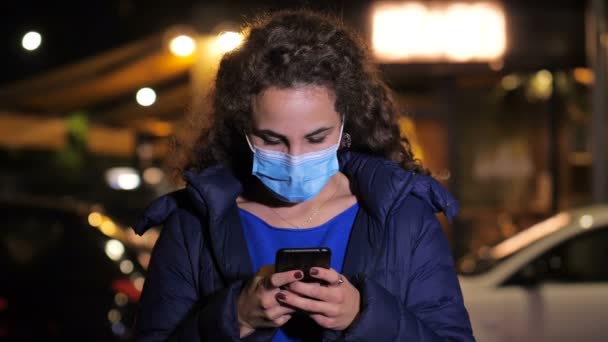 Technologie Sociaal Vrouw Met Masker Schrijft Een Bericht Haar Smartphone — Stockvideo