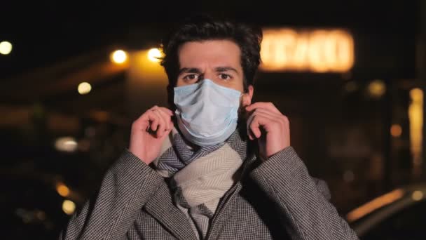 Pandemia 2021 Uomo Serio Toglie Maschera Fissa Macchina Fotografica Notte — Video Stock