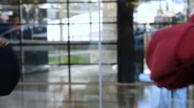 Salgın sırasında birbirlerini selamlıyorlar. İki kadın dirseklerine dokunuyor.