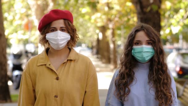 Confiança Juventude Mulheres Jovens Tiram Máscara Sorriem Para Câmera — Vídeo de Stock