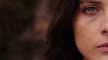 Cerrahi maskeli güzel kız.