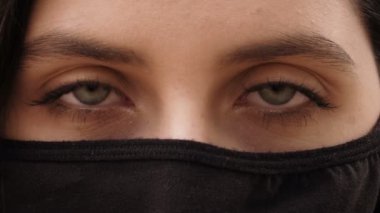 Cerrahi maskeli güzel kız.