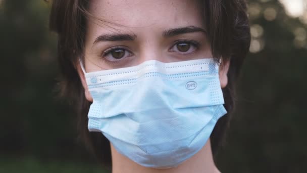 Pandemie 2021 Seriózní Žena Maskou Zírá Kamery Makro — Stock video