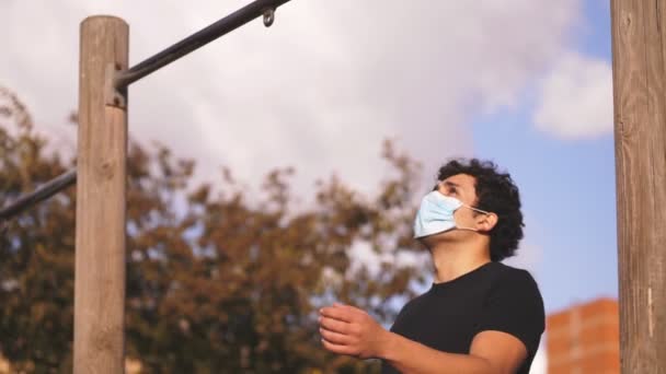 Treinamento Parque Durante Pandemia Homem Com Máscara Faz Exercícios Bar — Vídeo de Stock