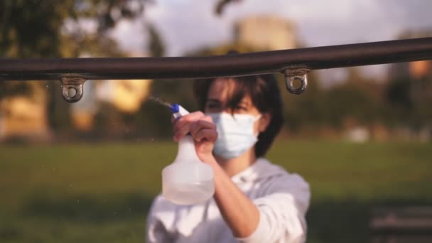 Υγιεινή Sanitazion Νεαρή Γυναίκα Απολυμαίνει Μπαρ Στο Πάρκο Πριν Από — Αρχείο Βίντεο