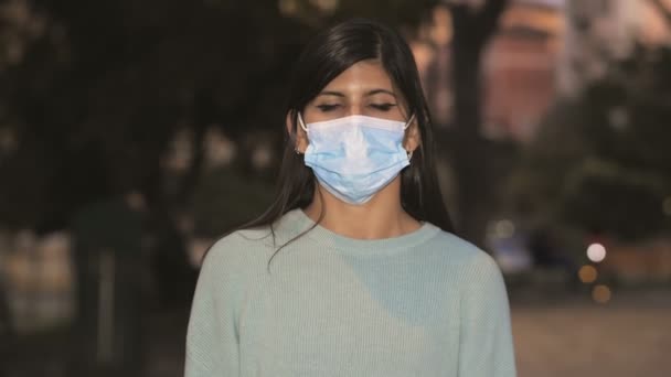 Sosyal Uzaklık Maskeli Kadın Kameranın Yaklaşmasını Yasaklıyor — Stok video