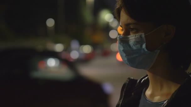 Коронавірус Жінка Вулиці Вночі Тягне Свою Маску Щоб Дихати — стокове відео