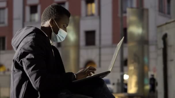 Technologie Internet Zwarte Man Met Masker Werkt Straat Computer — Stockvideo