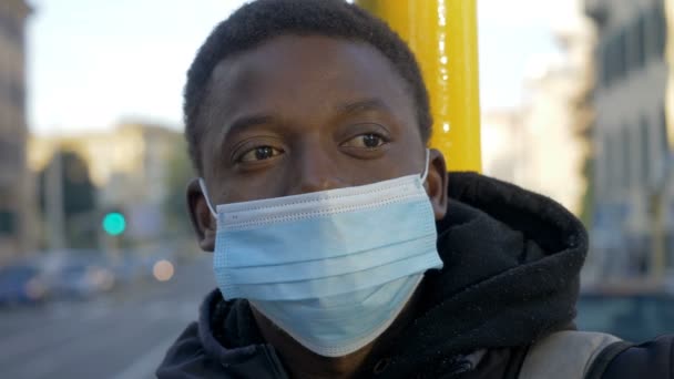 Pandemi 2021 Allvarlig Svart Man Med Mask Vid Busshållplatsen — Stockvideo