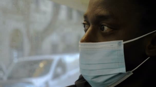 Otobüsteyken Maskeli Genç Siyahi Adam Şehre Bakıyor — Stok video