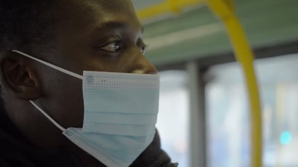 Metroda Maskeli Bir Adam Vardı Siyah Adam Metroda Pencereden Dışarı — Stok video