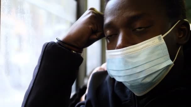 Pensamentos Problemas Jovem Negro Com Máscara Ônibus Perdido Seus Pensamentos — Vídeo de Stock