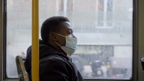 Coronavirus Trött Svart Man Väg Att Somna Bussen — Stockvideo