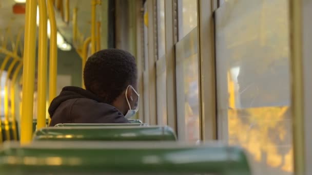 Trasporti Pubblici Vigliacco Uomo Nero Con Maschera Autobus Vuoto Affaccia — Video Stock