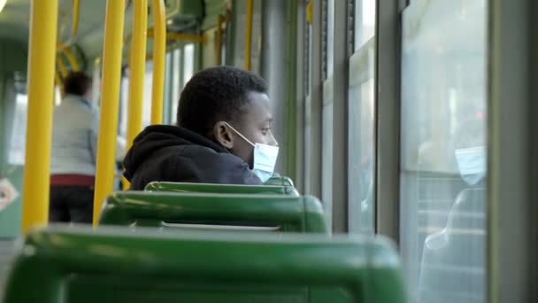 Manter Sua Distância Homem Preto Com Máscara Sentado Sozinho Ônibus — Vídeo de Stock