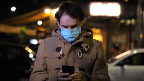 Technologie Smartphone Man Met Masker Types Zijn Mobiele Telefoon Stad — Stockvideo