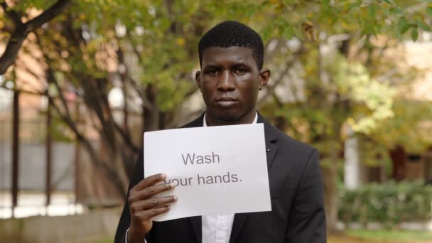 Covid19 Musta Mies Osoittaa Merkkejä Sääntöjä Noudatettava Pandemian Aikana — kuvapankkivideo