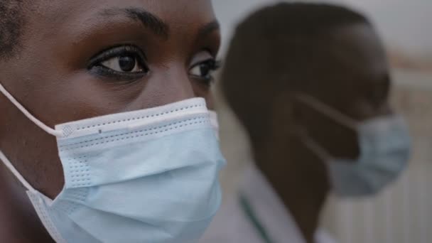Covid19 Μαύρος Γιατρός Μάσκα Κοιτάζει Την Αντανάκλασή Της Στον Καθρέφτη — Αρχείο Βίντεο