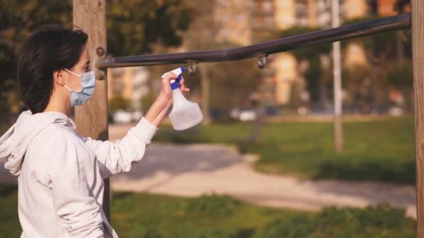 Гігієна Ковадла Жінка Маскою Омолоджує Бар Парку Повільний Рух — стокове відео