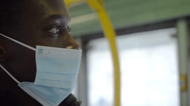 Andare Autobus Durante Pandemia Uomo Nero Con Maschera Sul Bus — Video Stock