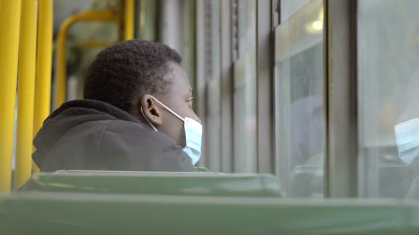Epidemia Triste Hombre Negro Con Máscara Autobús Mira Por Ventana — Vídeo de stock