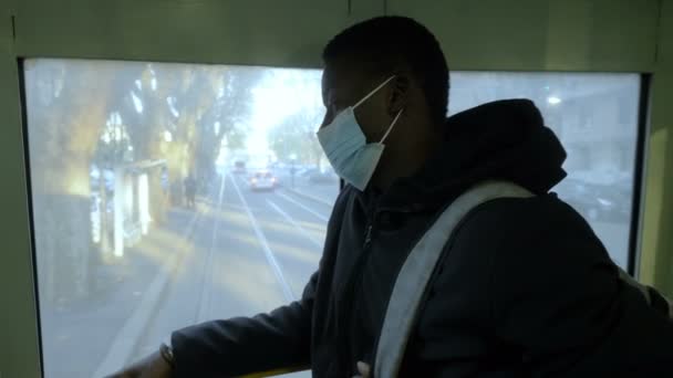 Transporte Público Covid Homem Negro Cansado Com Máscara Ônibus Voltando — Vídeo de Stock