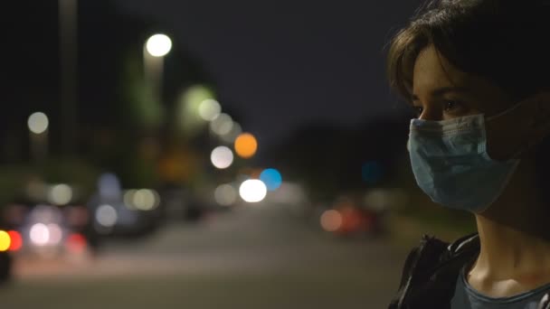 Salgın 2021 Ciddi Kadın Nefes Almak Için Maskesini Indirdi Şehir — Stok video