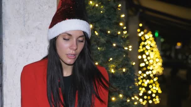 Trieste Vrouw Straat Met Kerst Tijd Huilt Denken Aan Haar — Stockvideo