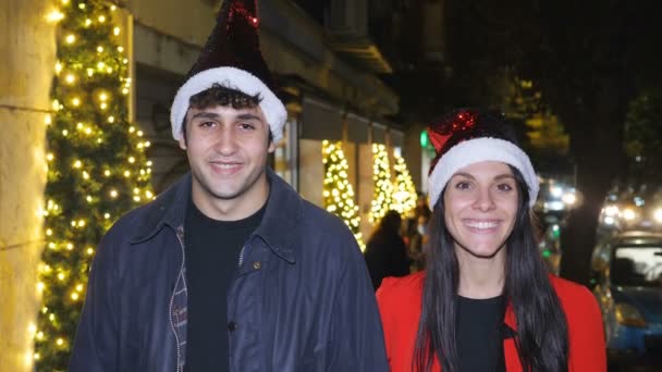 Jeunesse Joie Jeune Couple Portant Santa Claus Chapeau Sourire Dans — Video