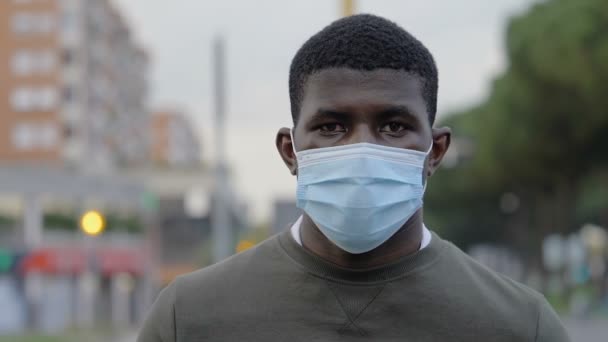 Pandemia 2021 Homem Negro Sério Com Olhares Máscara Para Câmera — Vídeo de Stock