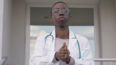 Ellerini yıka - siyah doktor koğuşa dönmeden önce ellerini sterilize eder.