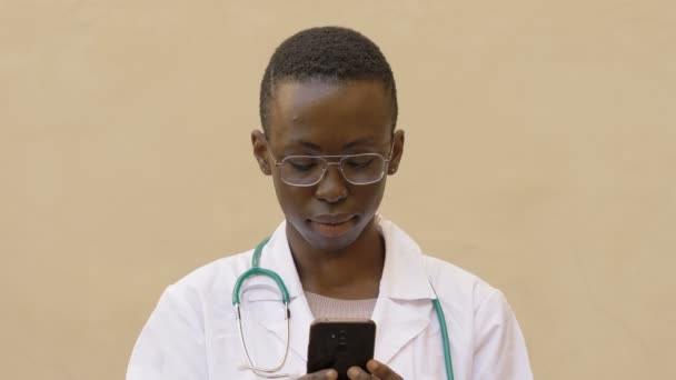 Комунікація Технології Чорний Лікар Зосередився Наборі Своєму Смартфоні — стокове відео