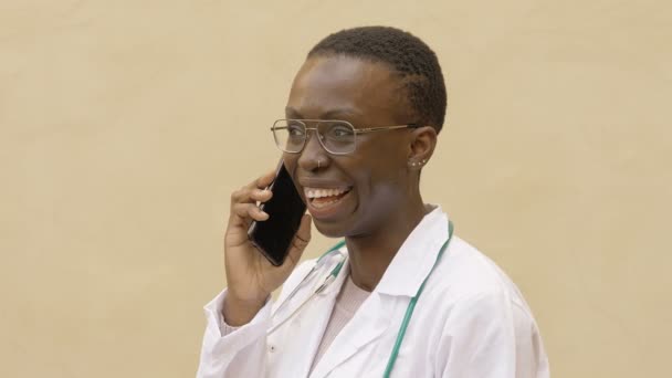 Tecnología Smartphone Confiado Médico Negro Habla Móvil Colega — Vídeos de Stock