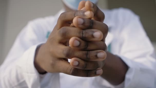 Отчаяние Тоска Закройте Руки Черного Доктора Маской Опускающей Голову — стоковое видео