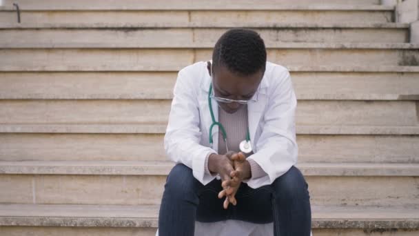Εργασία Στο Νοσοκομείο Κατά Διάρκεια Της Covid Λυπημένος Μαύρος Γιατρός — Αρχείο Βίντεο