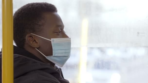Viaje Autobús Durante Covidio Hombre Negro Con Máscara Sentado Autobús — Vídeos de Stock