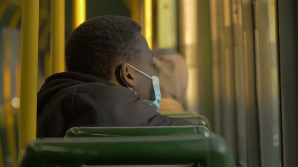 Vervoer Tijdens Covid Zwarte Man Met Masker Gaat Aan Het — Stockvideo