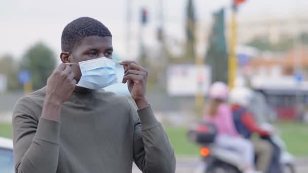 Kurallara Düşünceli Siyah Adam Sokakta Maske Takıyor — Stok video