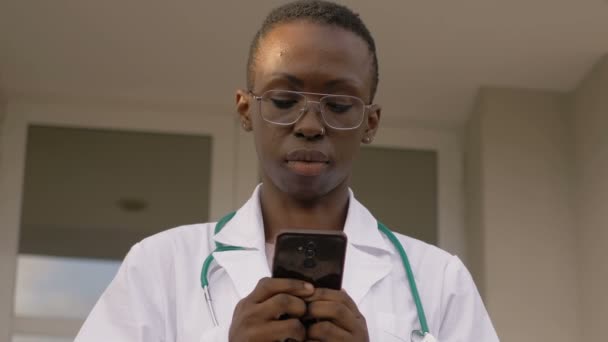 Tecnología Teléfono Médico Negro Comprueba Los Mensajes Móvil Lleva Máscara — Vídeos de Stock