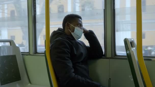 仮面でバスに乗ると疲れた黒人が仕事で疲れて帰ってくる — ストック動画