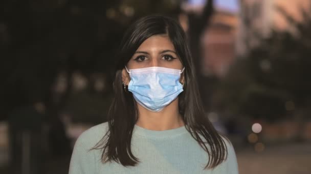 Esperanza Juventud Chica Seria Quita Máscara Sonríe Cámara — Vídeos de Stock