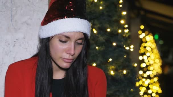 Verdriet Depressie Jonge Vrouw Met Kerstmuts Huilt Nachts Straat — Stockvideo