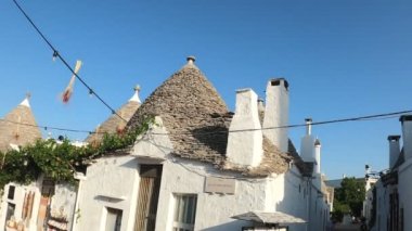 Alberobello, Puglia - turistler Alberobello Trulli 'leri arasında dolaşıyorlar