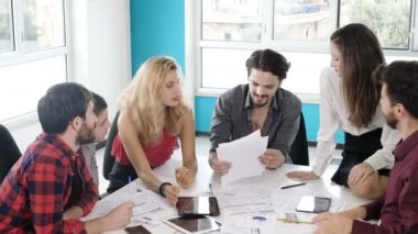 Başarı, kariyer - toplantıdaki meslektaşlar bir iş sorununu çözdükleri için seviniyorlar