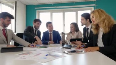 İş, finans - Yönetici yeni işbirlikçilere danışmanlık sözleşmesini verir