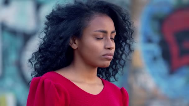 Mélancolie Tristesse Femme Hispanique Tourne Tête Regarde Caméra — Video