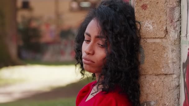 悲しみ 落ち込んでいるヒスパニック系の女の子は泣きそうになる木にもたれて — ストック動画