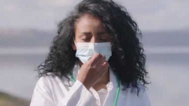 Umut, pozitiflik - genç İspanyol doktor maskesini indirdi ve gülümsedi 