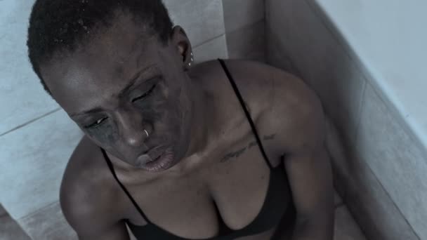 Culpa Remordimiento Mujer Negra Deprimida Baño Después Una Mala Noche — Vídeo de stock